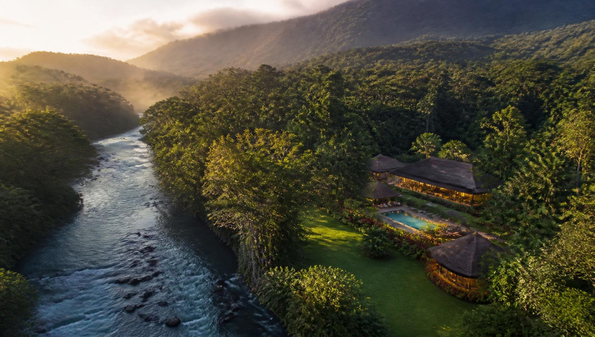 Vista aérea del río Sarapiquí y la propiedad de Epic Adventure en Costa Rica